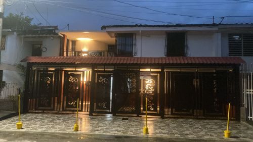 imagen de casa de dos pisos en el Barrio La Flora con id 34786