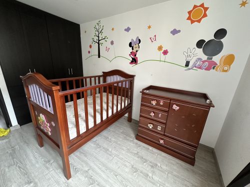 imagen de Cuna con colchón y mueble para ropa de bebe con id 35235