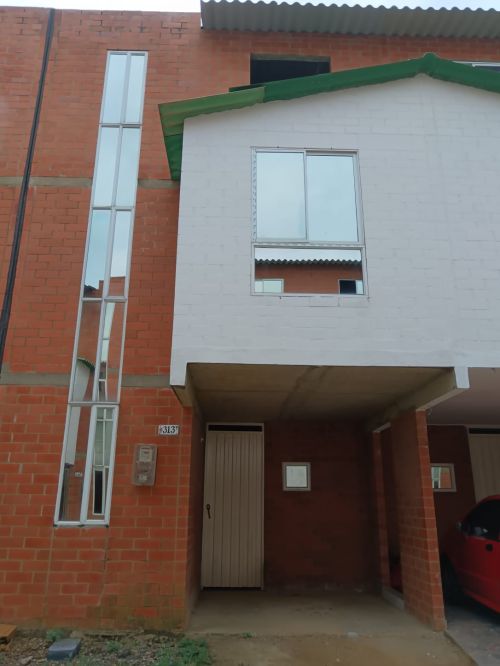 imagen de VENDO CASA 3 PISOS OBRA GRIS EN COJUNTO CERRADO con id 35970